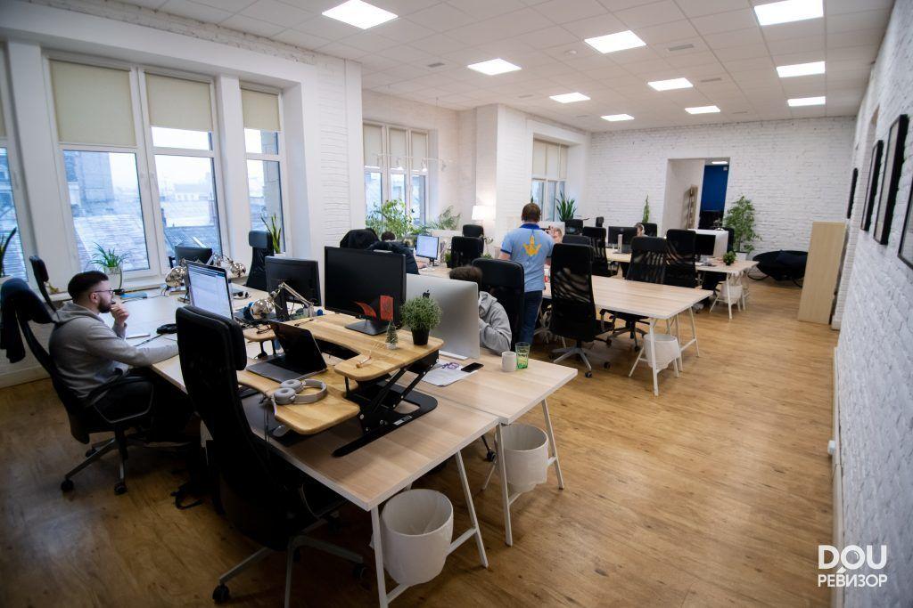 Ukrainian Software Outsourcing: Pros and Cons main photo